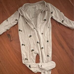 Kyte BABY Gray Bee Print Onesie